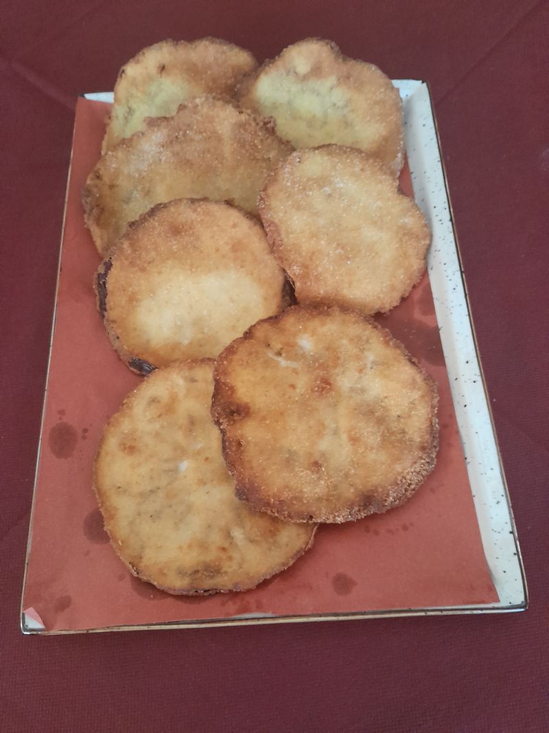Vassoio con fette di melanzana impanate e dorate