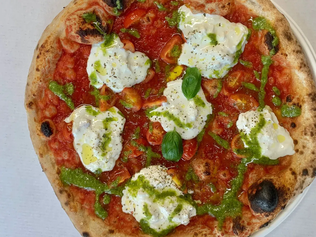 Mysticpizza Ligure intera vista dall’alto: pomodorini, stracciatella, pesto genovese e basilico