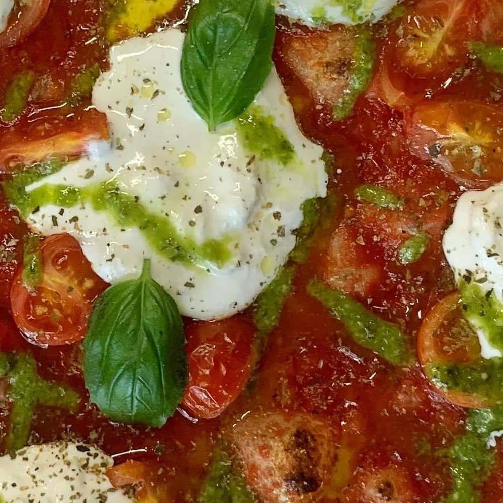 Stracciatella, basilico e pesto sulla Mysticpizza Ligure