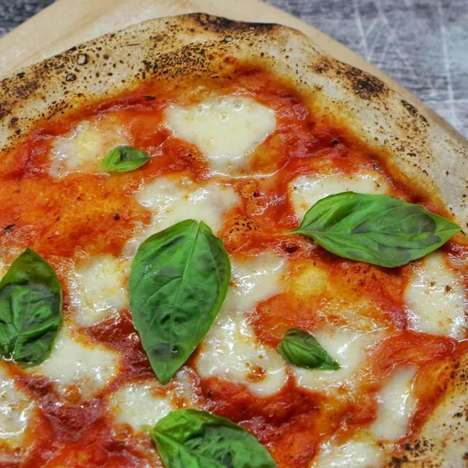Pizza margherita con basilico (foto indicativa)